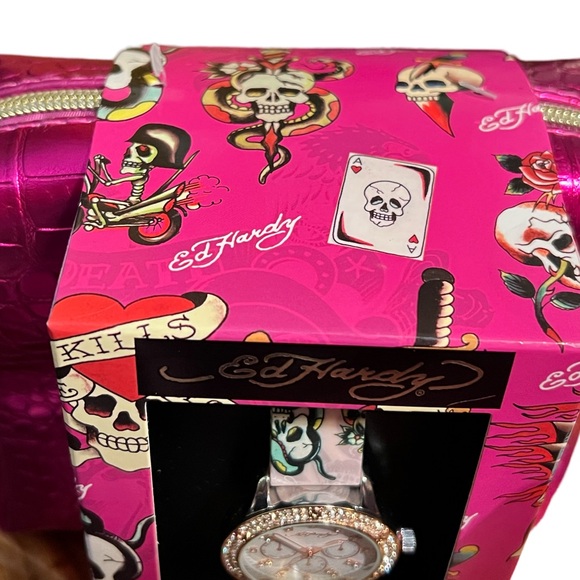 Ed Hardy Kills NWT Pink Silicone Skull Band Gold Tone Rhinestone Adorned Watch - Picture 2 of 7